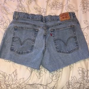 Levi’s Medium Wash Stretch Jean Short!